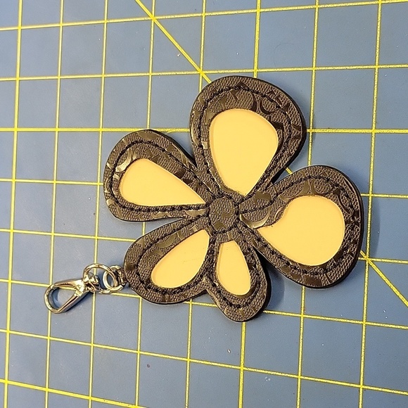 Guess Black & Cream Flower Pleather 4.5" x 3.5" Keyring - Picture 1 of 1